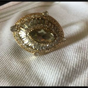 Stretch fashion ring. Goldtone.